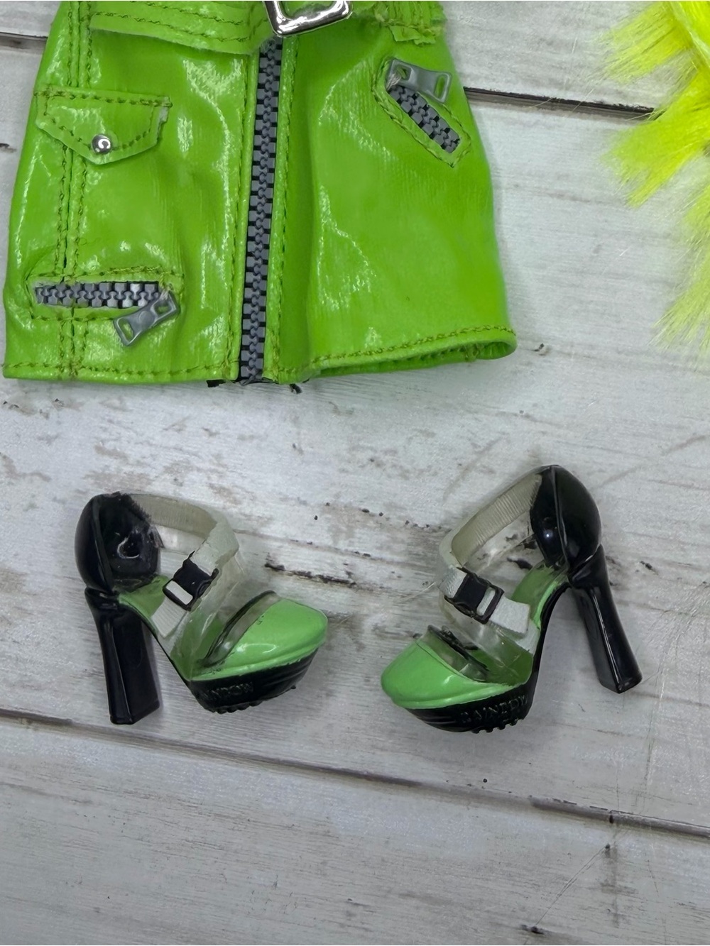Rainbow High Karma Nichols Fashion Doll with Outfits - Neon Green MGA - Picture 10 of 10